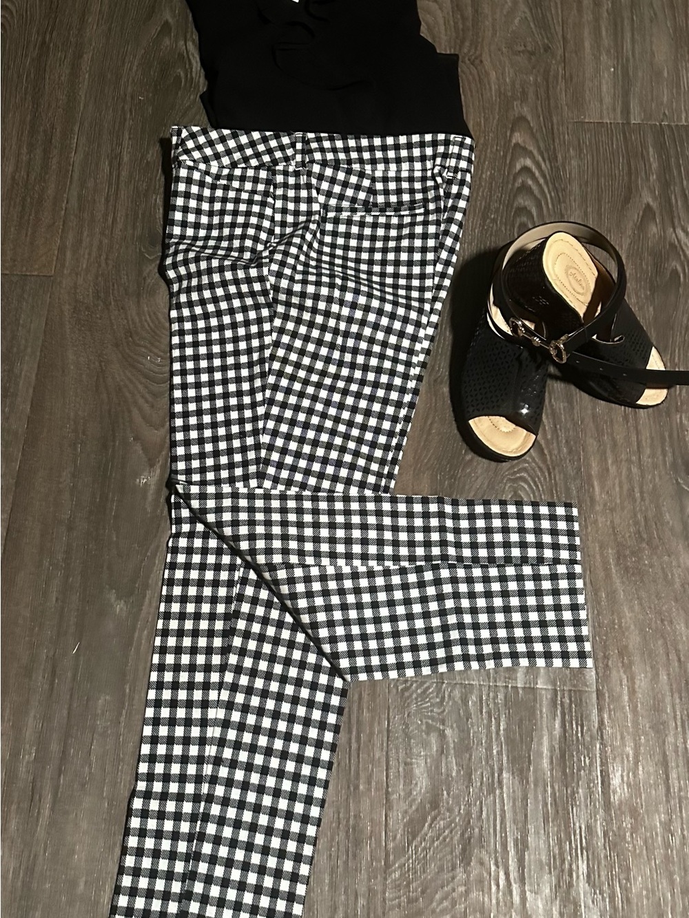 Faded Glory Black & White Gingham Capris